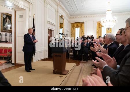 Le président Donald J. Trump se félicite de son discours le jeudi 6 février 2020 dans la salle est de la Maison Blanche, en réponse à la procédure de destitution du Sénat américain. Le président Trump fait des remarques Banque D'Images