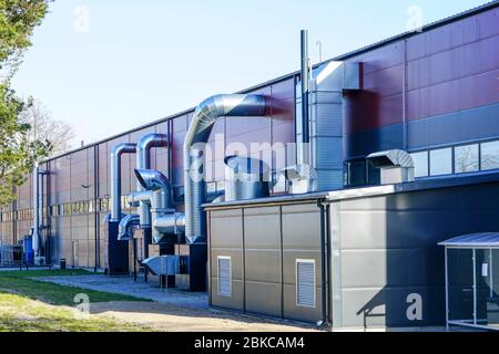 Nouveau système moderne de chauffage et de ventilation d'usine avec tuyaux en acier inoxydable Banque D'Images