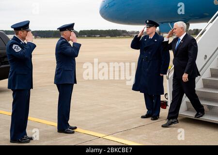 Le vice-président Mike Pence débarque de la Force aérienne deux à la base de la Force aérienne de Langley, en Virginie, le mercredi 19 février 2020, et est accueilli par les invités et les partisans. Vice-président Pence in va Banque D'Images