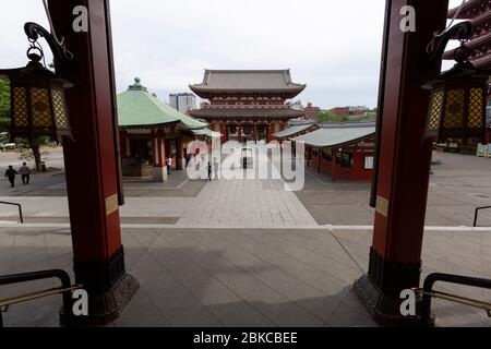 Tokyo, Japon. 3 mai 2020. Le temple Sensoji, le temple le plus ancien et le plus célèbre de Tokyo, est presque vide pendant les vacances de la semaine d'or au milieu de la pandémie de coronavirus (COVID-19). Tokyo a confirmé dimanche 91 cas de coronavirus, suite à une augmentation de 160 cas par rapport aux jours précédents. Crédit: Rodrigo Reyes Marin/ZUMA Wire/Alay Live News Banque D'Images