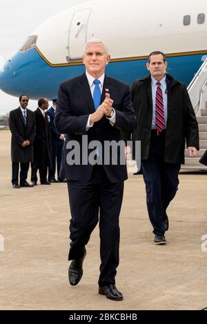 Le vice-président Mike Pence débarque de la Force aérienne deux à la base de la Force aérienne de Langley, en Virginie, le mercredi 19 février 2020, et est accueilli par les invités et les partisans. Vice-président Pence in va Banque D'Images