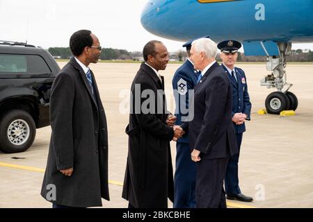 Le vice-président Mike Pence débarque de la Force aérienne deux à la base de la Force aérienne de Langley, en Virginie, le mercredi 19 février 2020, et est accueilli par les invités et les partisans. Vice-président Pence in va Banque D'Images