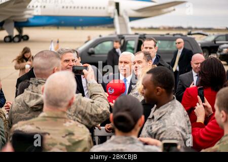 Le vice-président Mike Pence débarque de la Force aérienne deux à la base de la Force aérienne de Langley, en Virginie, le mercredi 19 février 2020, et est accueilli par les invités et les partisans. Vice-président Pence in va Banque D'Images