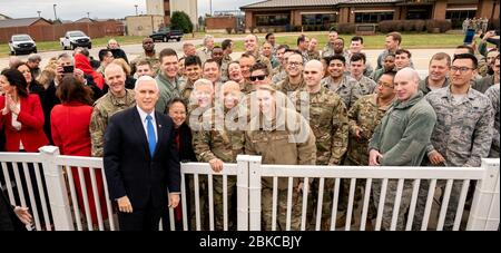 Le vice-président Mike Pence débarque de la Force aérienne deux à la base de la Force aérienne de Langley, en Virginie, le mercredi 19 février 2020, et est accueilli par les invités et les partisans. Vice-président Pence in va Banque D'Images