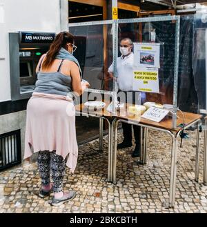 Cascais, Portugal - 3 mai 2020: Impact du coronavirus avec les employés du restaurant distancing social des clients Banque D'Images