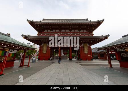 Tokyo, Japon. 3 mai 2020. Le temple Sensoji, le temple le plus ancien et le plus célèbre de Tokyo, est presque vide pendant les vacances de la semaine d'or au milieu de la pandémie de coronavirus (COVID-19). Tokyo a confirmé dimanche 91 cas de coronavirus, suite à une augmentation de 160 cas par rapport aux jours précédents. Crédit: Rodrigo Reyes Marin/ZUMA Wire/Alay Live News Banque D'Images