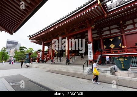 Tokyo, Japon. 3 mai 2020. Le temple Sensoji, le temple le plus ancien et le plus célèbre de Tokyo, est presque vide pendant les vacances de la semaine d'or au milieu de la pandémie de coronavirus (COVID-19). Tokyo a confirmé dimanche 91 cas de coronavirus, suite à une augmentation de 160 cas par rapport aux jours précédents. Crédit: Rodrigo Reyes Marin/ZUMA Wire/Alay Live News Banque D'Images