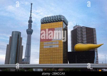 Tokyo, Japon. 3 mai 2020. Une annonce pour Tokyo 2020 exposée à l'extérieur du bâtiment Asahi au milieu de la pandémie de coronavirus (COVID-19). Tokyo a confirmé dimanche 91 cas de coronavirus, suite à une augmentation de 160 cas par rapport aux jours précédents. Crédit: Rodrigo Reyes Marin/ZUMA Wire/Alay Live News Banque D'Images