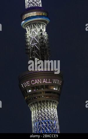 Tokyo, Japon. 3 mai 2020. Tokyo Skytree affiche un message « ensemble, nous pouvons TOUS gagner ! » Au milieu de la pandémie de coronavirus (COVID-19). Tokyo a confirmé dimanche 91 cas de coronavirus, suite à une augmentation de 160 cas par rapport aux jours précédents. Crédit: Rodrigo Reyes Marin/ZUMA Wire/Alay Live News Banque D'Images
