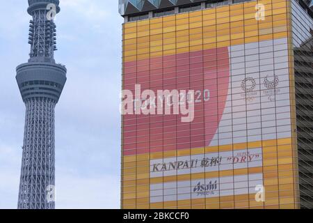 Tokyo, Japon. 3 mai 2020. Une annonce pour Tokyo 2020 exposée à l'extérieur du bâtiment Asahi au milieu de la pandémie de coronavirus (COVID-19). Tokyo a confirmé dimanche 91 cas de coronavirus, suite à une augmentation de 160 cas par rapport aux jours précédents. Crédit: Rodrigo Reyes Marin/ZUMA Wire/Alay Live News Banque D'Images
