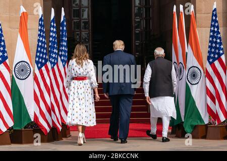 Le 25 février 2020, le président Trump, la première dame Melania Trump et le premier ministre indien Narendra Modi sont entrés dans Hyderabad House à New Delhi, en Inde, dans le cadre de la visite officielle du président Trump en Inde. Banque D'Images