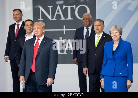 Les dirigeants de l’OTAN posent pour une photo de famille le 11 juillet 2018, lors du sommet de l’OTAN à Bruxelles, en Belgique, auquel assistaient le président Trump et la première dame Melania Trump dans le cadre de leur voyage en Europe. Banque D'Images