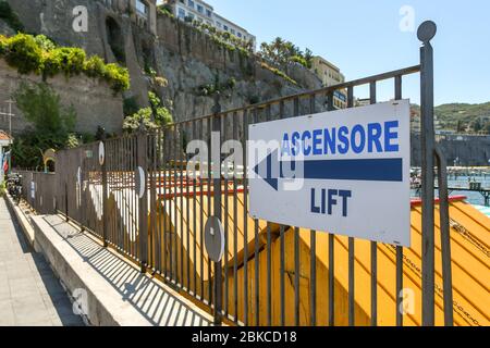 SORRENTE, ITALIE - AOÛT 2019: Panneau montrant aux visiteurs le chemin de l'ascenseur qui prend les gens jusqu'à la ville qui est au-dessus des falaises Banque D'Images