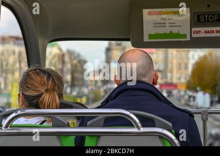 VIENNE, AUTRICHE - NOVEMBRE 2019: Les gens assis sur la terrasse supérieure d'un bus touristique exploité par Vienne Sightseeing. Banque D'Images
