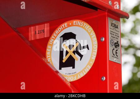 Inscription d'autocollant interdite, boîte de collecte pour les vêtements usagés Banque D'Images