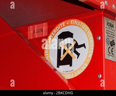 Inscription d'autocollant interdite, boîte de collecte pour les vêtements usagés Banque D'Images