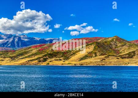 Deer Creek Reservoir et Deer Creek State Park le long de l'autoroute US 189 et de la rivière Provo en Utah. Banque D'Images