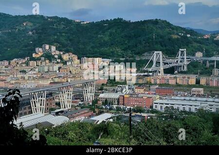 Gênes, Italie, le pont de Morandi (viaduc polcevera) s'est effondré, reliant l'autoroute A10 après une défaillance structurelle causant 43 victimes - 14 août 2018 Banque D'Images