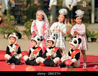 Jeunes enfants chinois vêtus de costumes de Panda lors des célébrations de la Journée internationale des enfants, qui se sont tenues sur la place Tiananmen le 2 juin 1990 à Beijing, en Chine. L'événement a été organisé comme une distraction à l'occasion de l'anniversaire du massacre qui a tué des manifestants pour la démocratie dirigés par des étudiants le 4 juin 1989. Banque D'Images