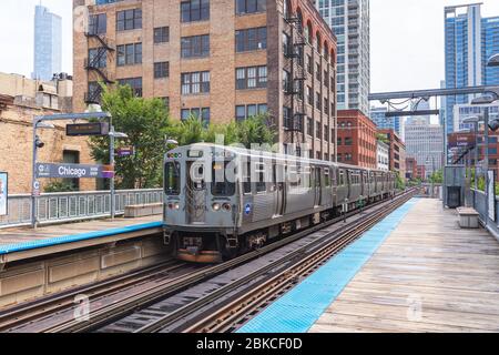 Train sur des voies surélevées dans les bâtiments de la Loop, Chicago City Center - Chicago, Illinois, États-Unis Banque D'Images