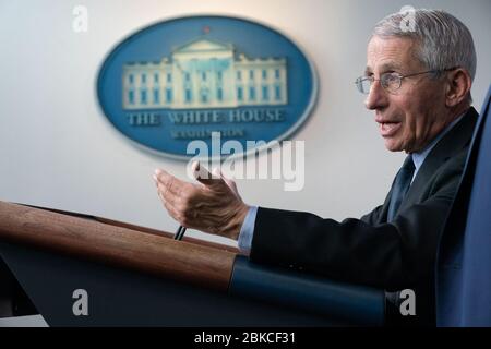 Le Dr Anthony S. Fauci, directeur du NIAID, s’adresse aux médias lors d’un point de presse à la Maison Blanche sur la mise à jour du coronavirus le 16 mars 2020, fournissant des informations clés sur la riposte à la pandémie et les mesures de santé publique. Banque D'Images