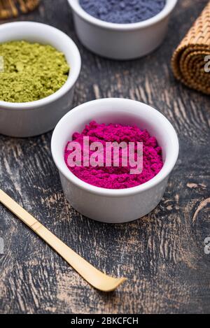 Poudre de matcha verte, bleue et rose Banque D'Images