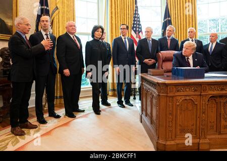 Le président Donald Trump signe la loi CARES Act, un plan de secours économique de 2,2 billions de dollars pour soutenir les travailleurs et les entreprises américains pendant la pandémie de COVID-19. Banque D'Images