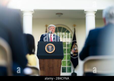 Le président Donald J. Trump prononce des remarques lors d'un exposé sur la mise à jour du coronavirus (COVID-19) lundi 30 mars 2020 dans le jardin des roses de la Maison Blanche. Le président Trump prononce une allocution lors d'une réunion d'information sur la mise à jour du coronavirus Banque D'Images