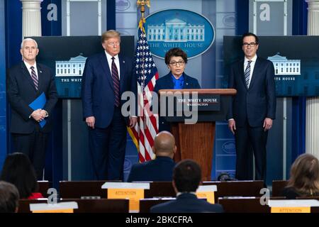 Le président Donald J. Trump, accompagné du vice-président Mike Pence, écoute en tant qu'administrateur de l'administration américaine des petites entreprises (SBA), Jovita Carranza, prend des questions de la presse lors d'un briefing sur la mise à jour du coronavirus jeudi 2 avril 2020 dans la salle d'information de presse James S. Brady de la Maison Blanche. Séance d'information sur la mise à jour de Coronavirus de White House Banque D'Images