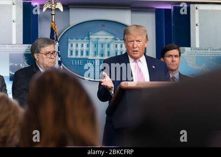 Le président Donald J. Trump, joint par le Commandant de la Garde côtière américaine ADM. Karl L. Schultz, à gauche, ambassadeur Robert O’Brien, conseiller à la sécurité nationale; le procureur américain William Barr; le secrétaire à la Défense Mark Esper; le président du général conjoint des chefs d’état-major Mark A. Milley et le chef du sous-ministre adjoint aux opérations navales des États-Unis. Michael M. Gilday, s'adresse à ses observations sur l'amélioration des opérations de lutte contre les stupéfiants et l'augmentation de la sécurité aux frontières lors d'un exposé mercredi 1er avril 2020 dans la salle de presse James S. Brady de la Maison Blanche. Séance d'information sur la mise à jour de Coronavirus de White House Banque D'Images