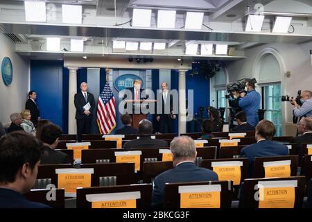 Le président Donald J. Trump écoute la question d’un journaliste lors d’un exposé sur la mise à jour du coronavirus (COVID-19) jeudi 9 avril 2020 dans la salle d’information de presse James S. Brady de la Maison Blanche. Séance d'information sur la mise à jour de Coronavirus de White House Banque D'Images