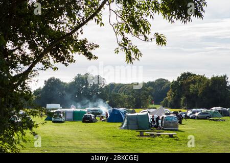 Grand plan d'un terrain de camping très fréquenté à Wowo's, un camping familial dans le Sussex Banque D'Images