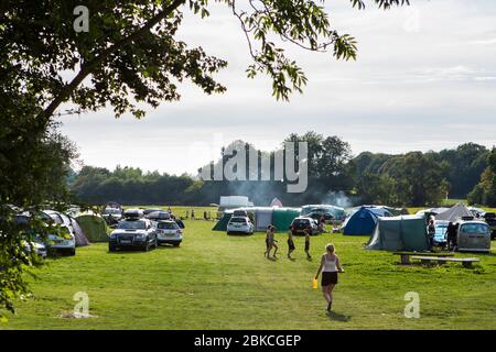 Grand plan d'un terrain de camping très fréquenté à Wowo's, un camping familial dans le Sussex Banque D'Images