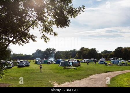 Grand plan d'un terrain de camping très fréquenté à Wowo's, un camping familial dans le Sussex Banque D'Images