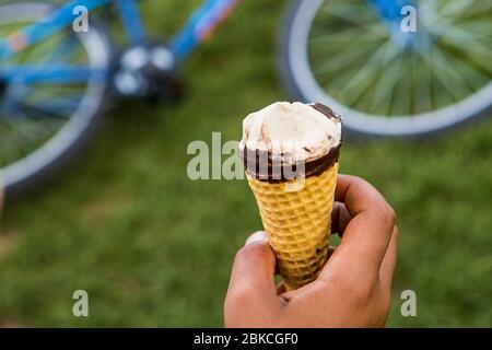 Enfant ayant une pause glace après le vélo pendant les vacances d'été à Wowo's, un camping familial dans le Sussex Banque D'Images