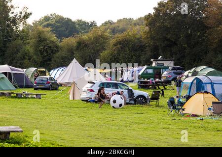 Grand plan d'un terrain de camping très fréquenté à Wowo's, un camping familial dans le Sussex Banque D'Images