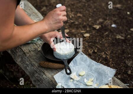 Cuisine de nourriture sur un feu de camp à Wowo's, un camping familial dans le Sussex Banque D'Images