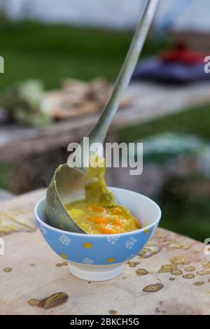 Soupe gratuite cuite sur le feu de camp, servie en soirée d'été à Wowo's, un camping familial dans le Sussex Banque D'Images