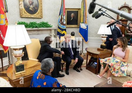 Le président Donald J. Trump rencontre le président kenyan Uhuru Kenyatta et leurs premières dames respectives au Bureau ovale le 27 août 2018, pour discuter des relations et des intérêts mutuels entre les États-Unis et le Kenya. Banque D'Images