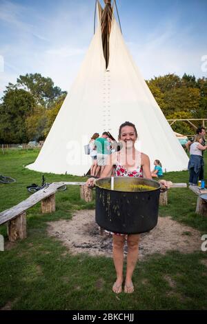 Soupe gratuite cuite sur le feu de camp, servie en soirée d'été à Wowo's, un camping familial dans le Sussex Banque D'Images