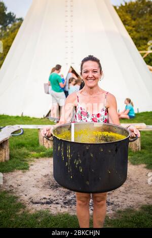 Soupe gratuite cuite sur le feu de camp, servie en soirée d'été à Wowo's, un camping familial dans le Sussex Banque D'Images