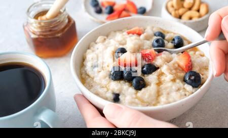 Gruau de porridge avec baies et miel. Un petit déjeuner sain. Manger sain petit déjeuner bouillie boucs Banque D'Images