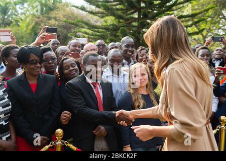 Le 4 octobre 2018, la première dame Melania Trump a rencontré le personnel de l’ambassade et leurs familles à la résidence du chef de mission à Lilongwe, au Malawi, dans le cadre de sa visite en Afrique. Banque D'Images