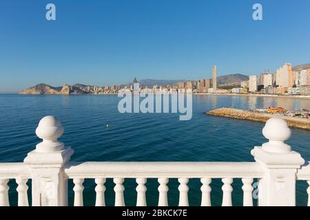 Benidorm Espagne vue mer bleue à la plage de Poniente depuis le point de vue de la vieille ville de Costa Blanca Banque D'Images