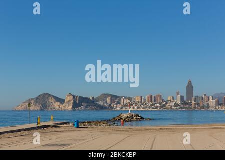 Benidorm Beach Espagne nommée playa del mal pas avec vue vers Poniente Banque D'Images