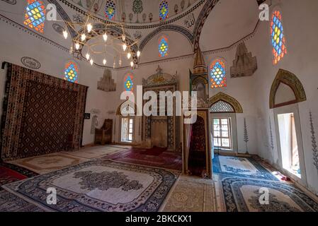 Bosnie-Herzégovine, Mostar - juin 2018 : intérieur de la mosquée Koski Mehmed Pasha vue de reconstruction substantielle après la guerre, ce dôme de 1618 Banque D'Images