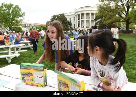 Le rouleau d'œufs de Pâques 2017 de la Maison Blanche a eu lieu le 17 avril, avec des enfants et des familles participant à des courses traditionnelles de rouleaux d'œufs sur la pelouse de la Maison Blanche. L'événement comprenait diverses activités, jeux et apparitions de personnalités publiques. Banque D'Images