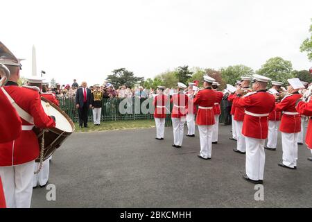 Le 17 avril 2017, le président Donald Trump a assisté au 139e rouleau d’œufs de Pâques à la Maison Blanche, marquant le premier événement de ce type de son administration. Le U.S. Marine Band s'est produit pendant la célébration. Banque D'Images