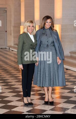 Le 11 novembre 2018, la première dame Melania Trump et Brigitte Macron, épouse du président français Emmanuel Macron, ont posé pour des photos lors d’une visite au château de Versailles, à Versailles, en France, lors d’un voyage diplomatique. Banque D'Images