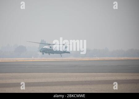 Marine One avec le président Donald J. Trump à bord part dans un dédale fumé de la base aérienne de Beale, Californie, samedi 17 novembre 2018, pour son vol à l'aéroport municipal de Chico à Chico, Californie, et pour commencer sa visite au paradis, Californie, dévasté par les feux de forêt. Le président Donald J. Trump se rend en Californie Banque D'Images